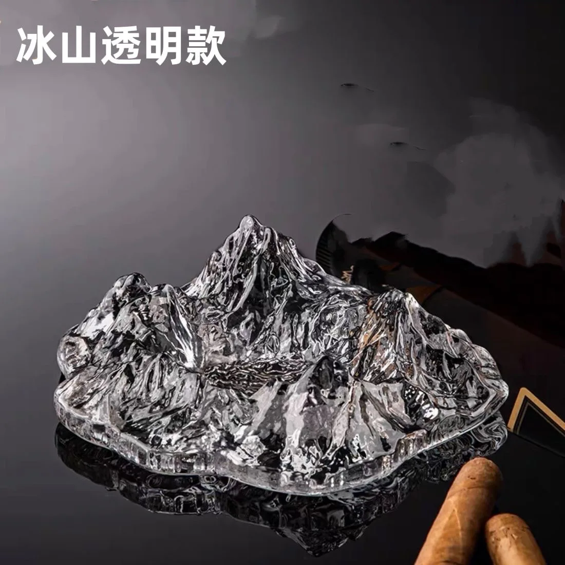 

Матовая стеклянная тарелка в форме айсберга