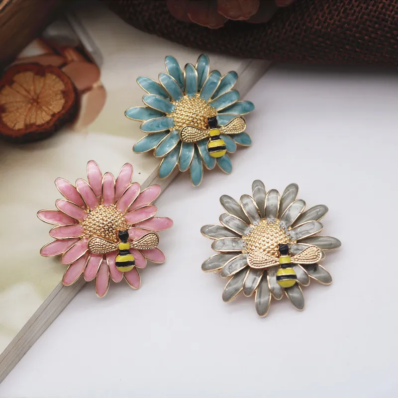 

Cute Metal Daisy Bee Cardigan Clips Animal Brooch Suit Pin Fashion Clothing Decoration Women Exquisite Gifts Jewelry Accessories