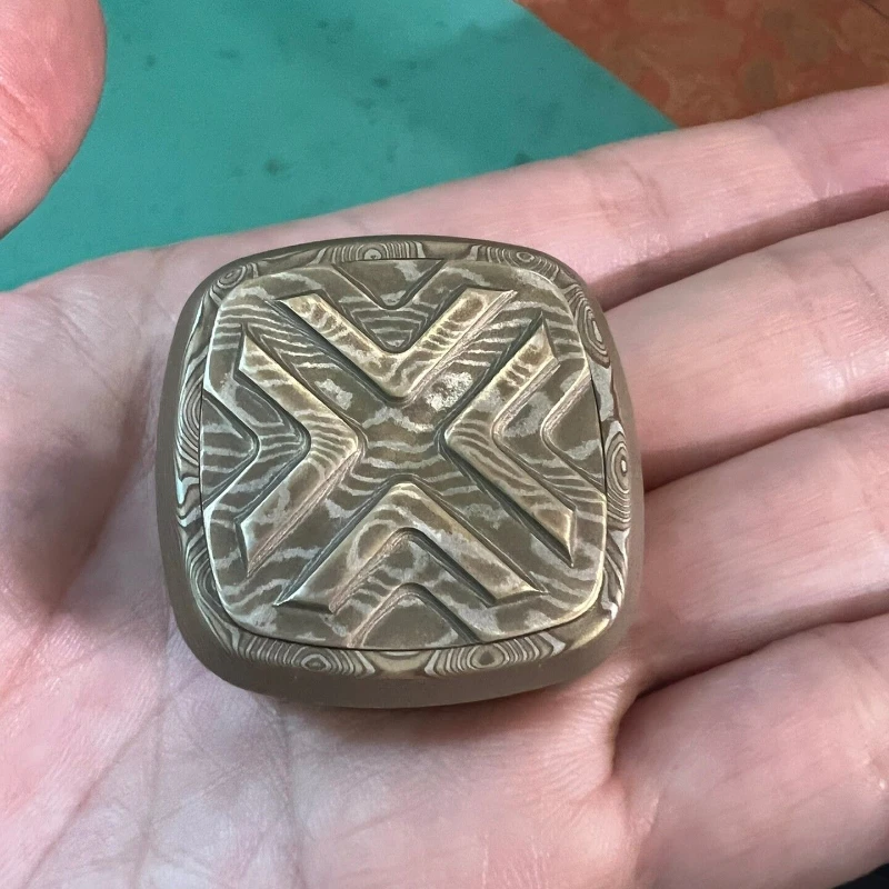 

Открывающаяся вручную игрушка для снятия стресса с отпечатком EDC, украшение сестры XXL, нажимная карточка, медная лошадь, только неупакованна...