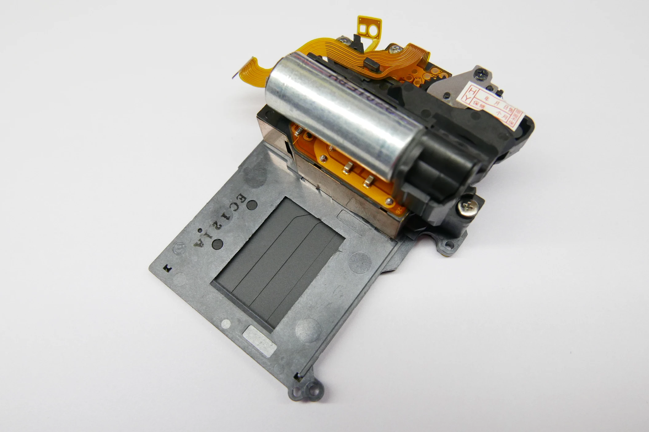 Замена шторок затвора nikon d7000⁠⁠. Затвор в движке. Затвор в движке. Затвор в движке. Устройство шторки затвора nokon d3100.