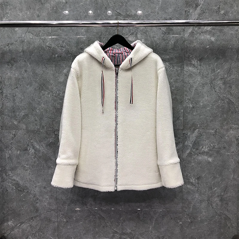 Рисунок 2 - Женское шерстяное пальто на молнии