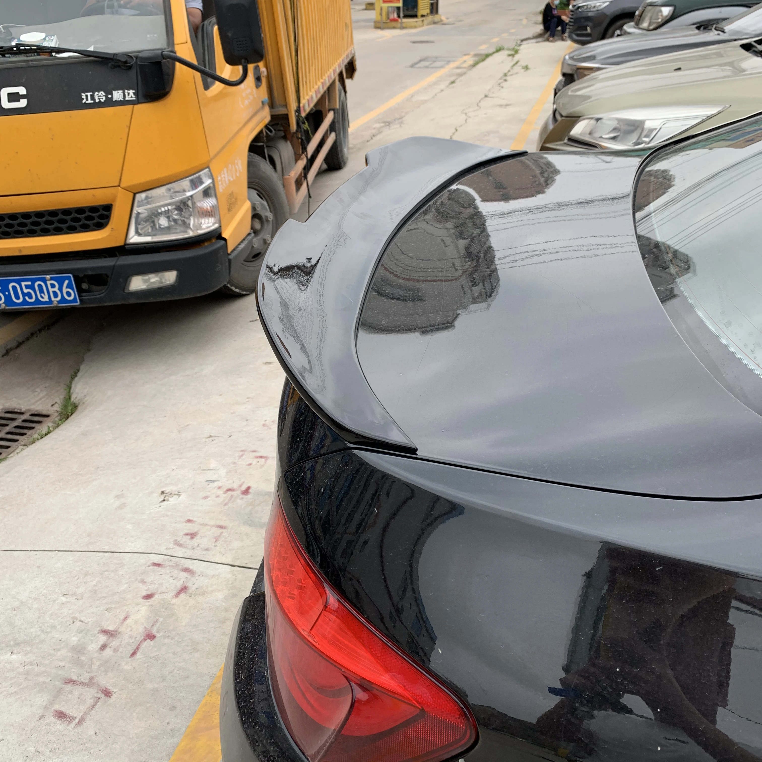 

Черное окрашенное заднее окно F10 из АБС-пластика, спойлер на крышу для BMW F10 5 серии F10 и F10 M5 2010 2011 2012 2013 2014 2015 2016