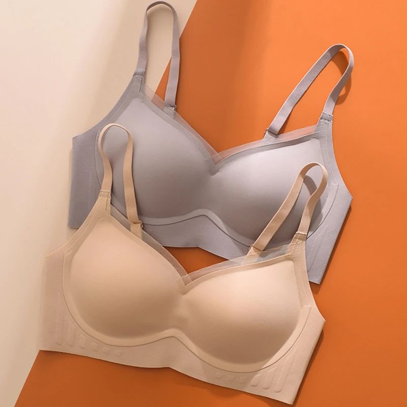 Бесшовный латексный бюстгальтер с чашечками без стальных колец обтянутый