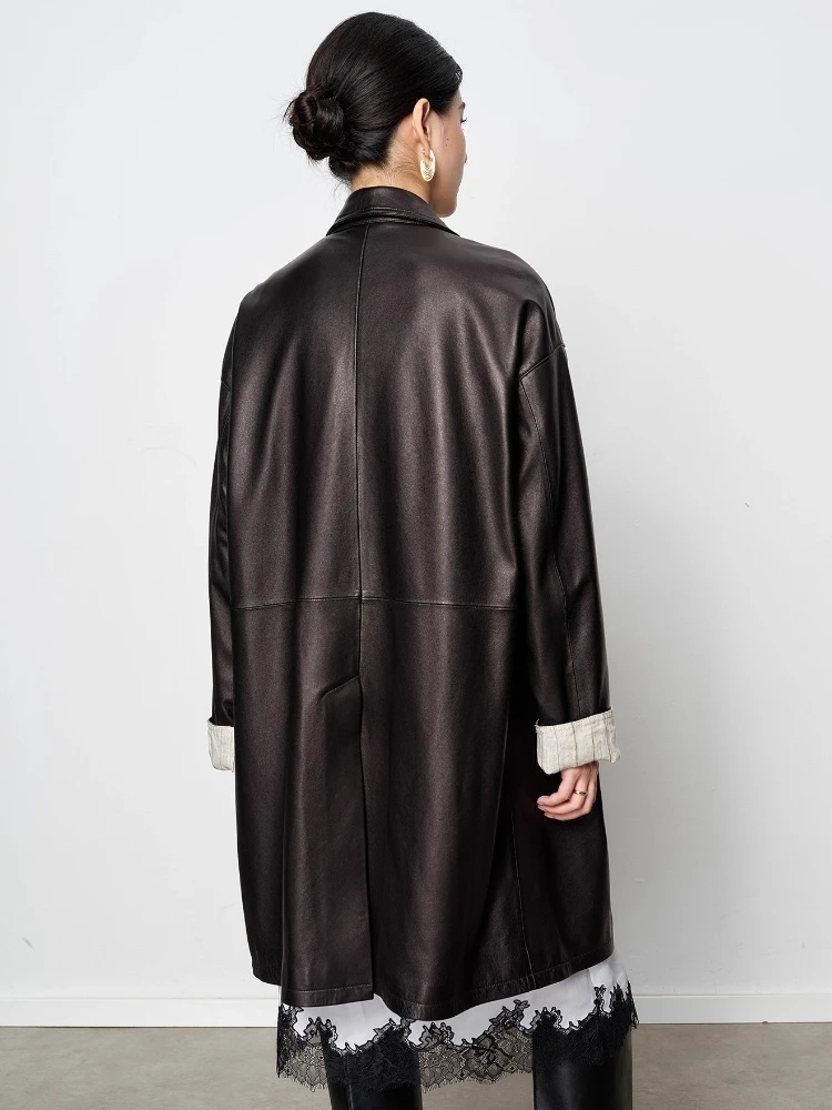Фото Женское пальто из натуральной кожи ягненка, средней длины, свободного кроя, с опущенной линией плеч, однобортное, с лацканами, элегантное, для офиса. №4