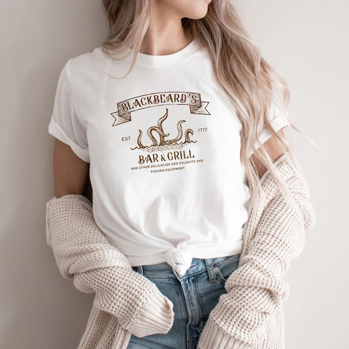 Футболка с изображением черной бороды бара и гриля футболка нашего флага надписи