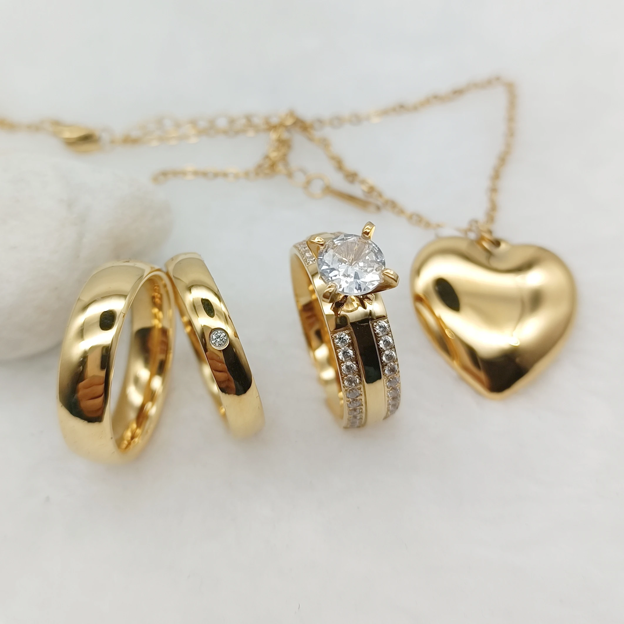 Кольцо с фианитом и бриллиантами 22 к