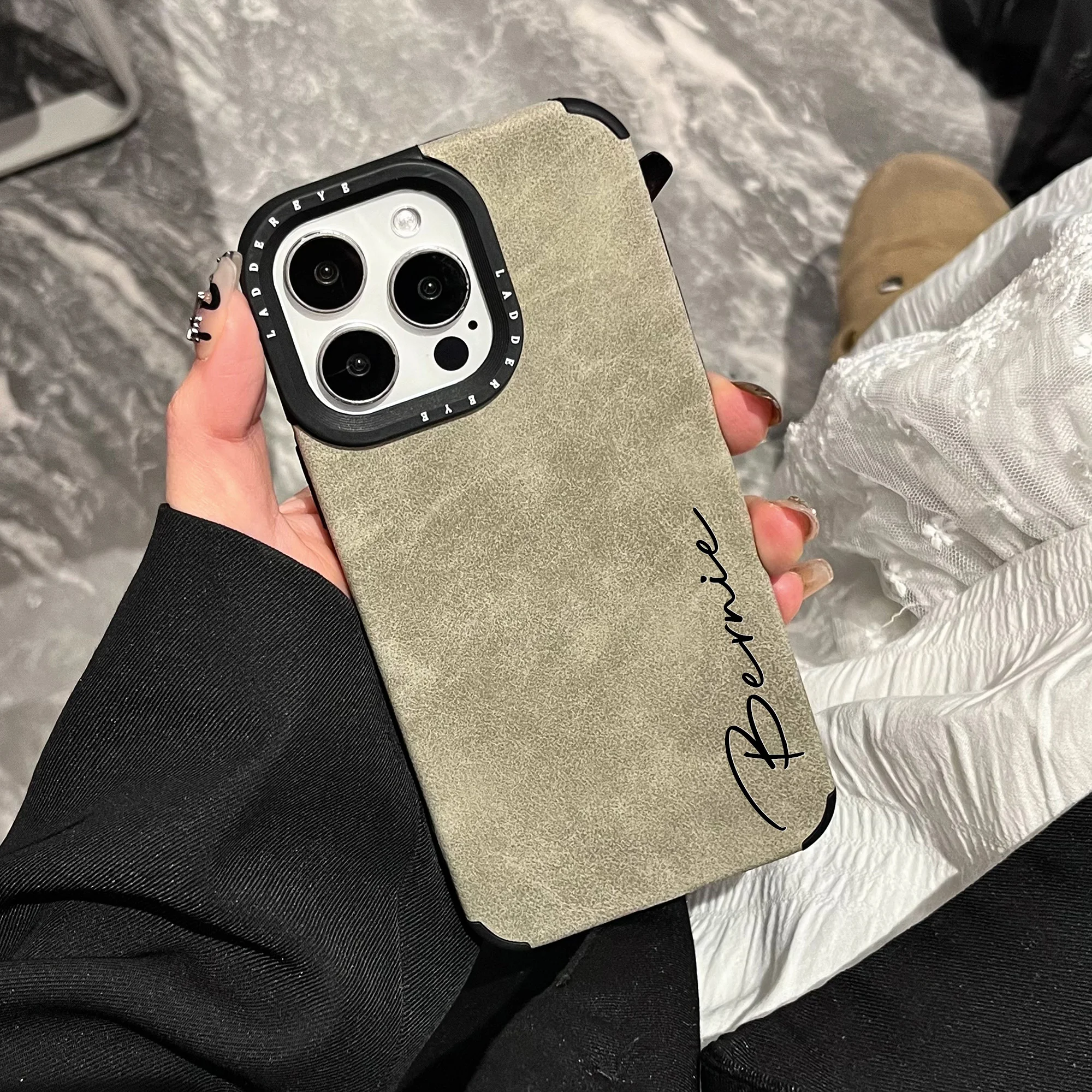 Фото Персонализированный чехол для телефона с индивидуальным именем для iphone 17, 16, 15, 14, 13, 12, 11 Pro Max Plus, роскошный противоударный подарочный чехол из искусственной кожи №2