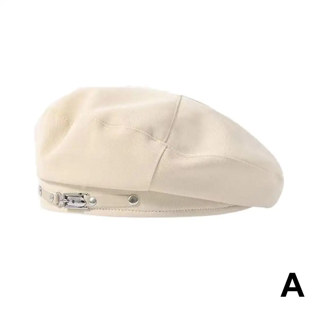 Берет с металлической пряжкой