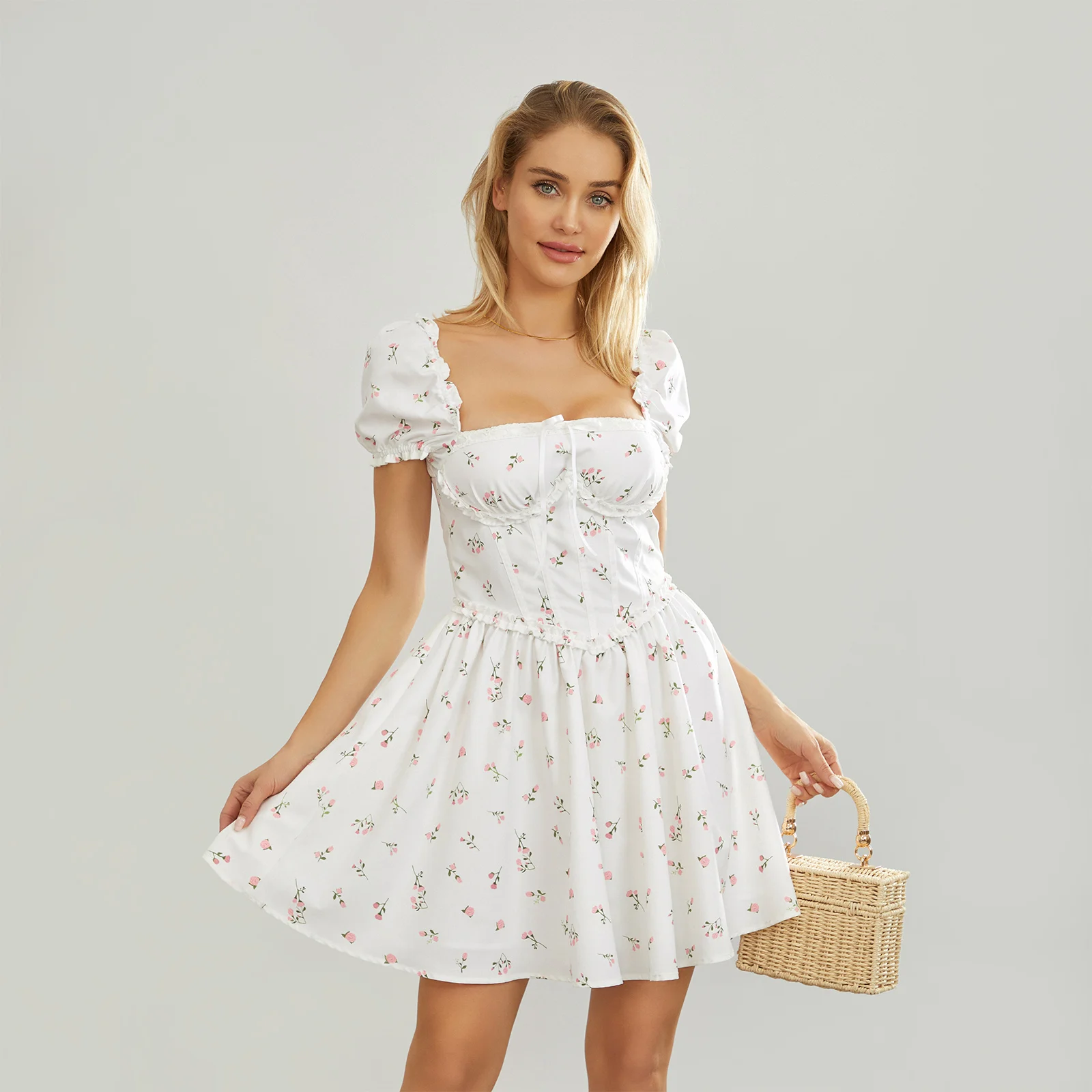 Женское платье с оборками и цветочным рисунком