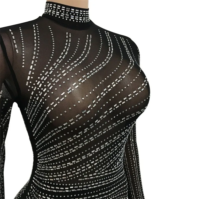 Длинное платье с длинным рукавом и блестящими кристаллами