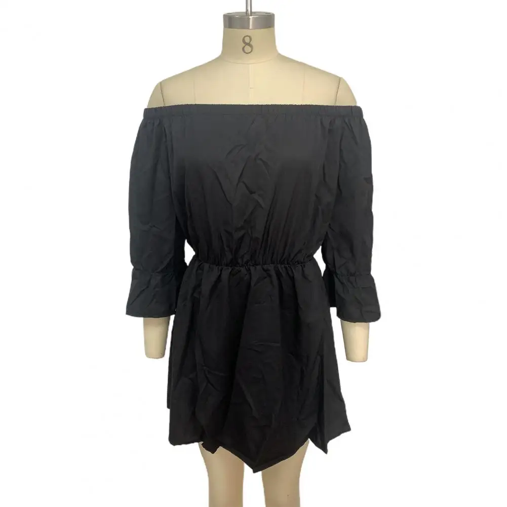 Женское платье-футляр с цветочным принтом глубоким вырезом и открытыми плечами