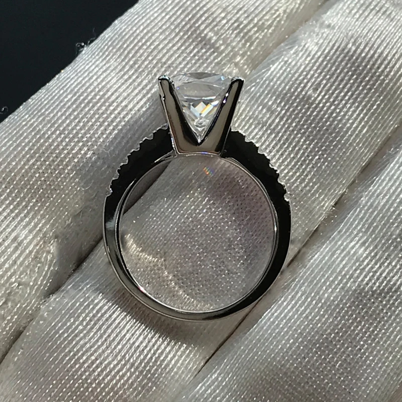 Женское кольцо из серебра 925 пробы с искусственным бриллиантом 9 Х9 мм