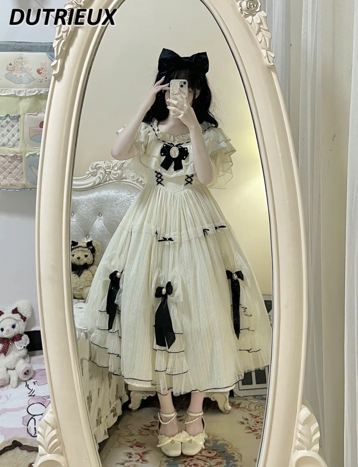 Милое элегантное великолепное платье универсального цвета с короткими рукавами