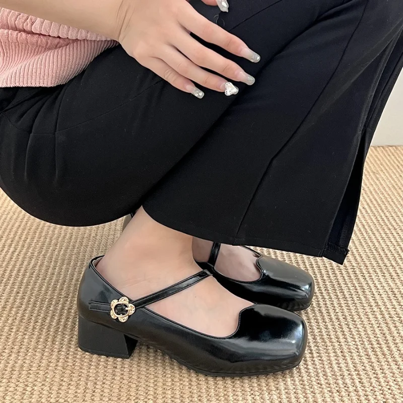 

Туфли мэри джейн на квадратном каблуке, кожаные туфли с ремешком и пряжкой, с открытым носком, средний каблук, черные, во французском стиле, ретро, 2023