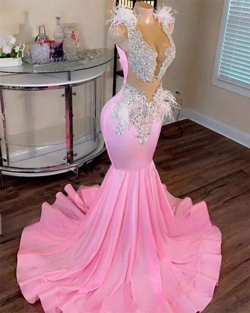 Длинные платья для выпускного вечера с розовыми перьями и аппликациями из бисера