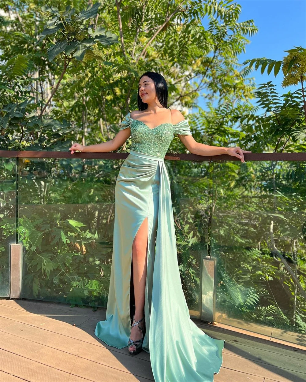 Изысканное платье-футляр Jiayiigong с открытыми плечами и блестками по