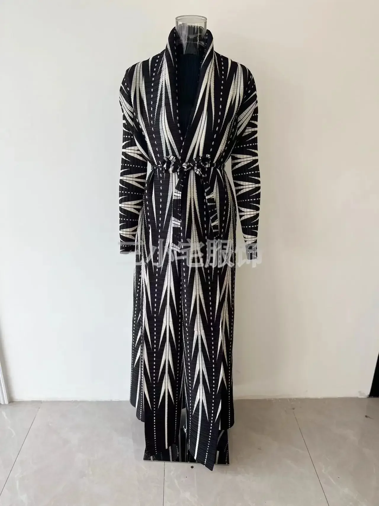 Плиссированный халат с длинным рукавом и принтом ветрозащитное женское пальто