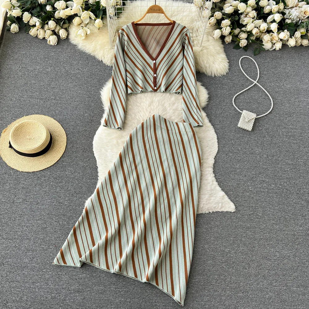 

Autumn and Winter New Oblique Striped Knitted Long-sleeved Short Section V-neck Cardigan Half-body Skirt Two-piece Set