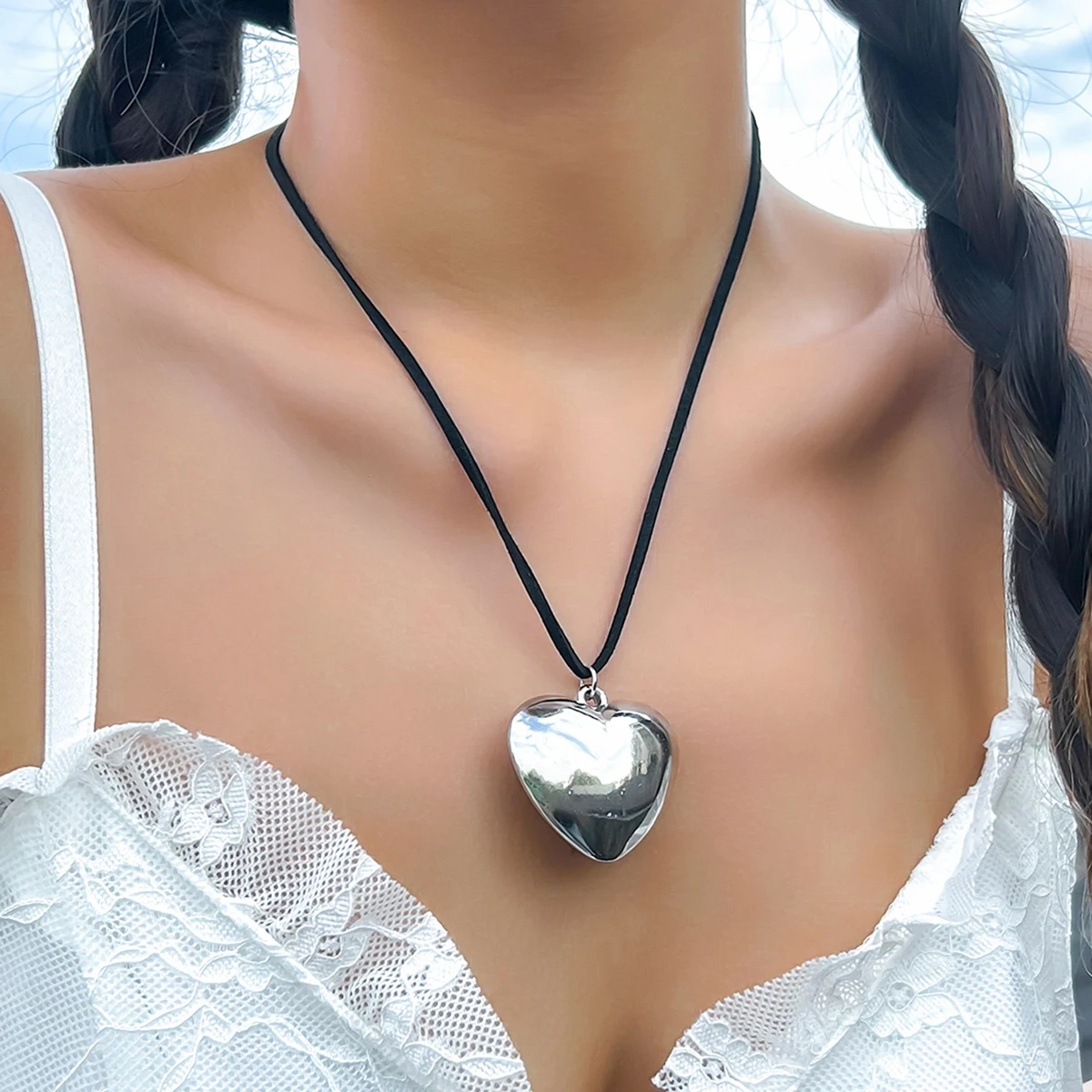 

Simple Korean Velvet Fine Rope Chain Necklace Fashion Metal Hollow Heart Shaped Pendant Choker Necklace Women's Party Jewelry