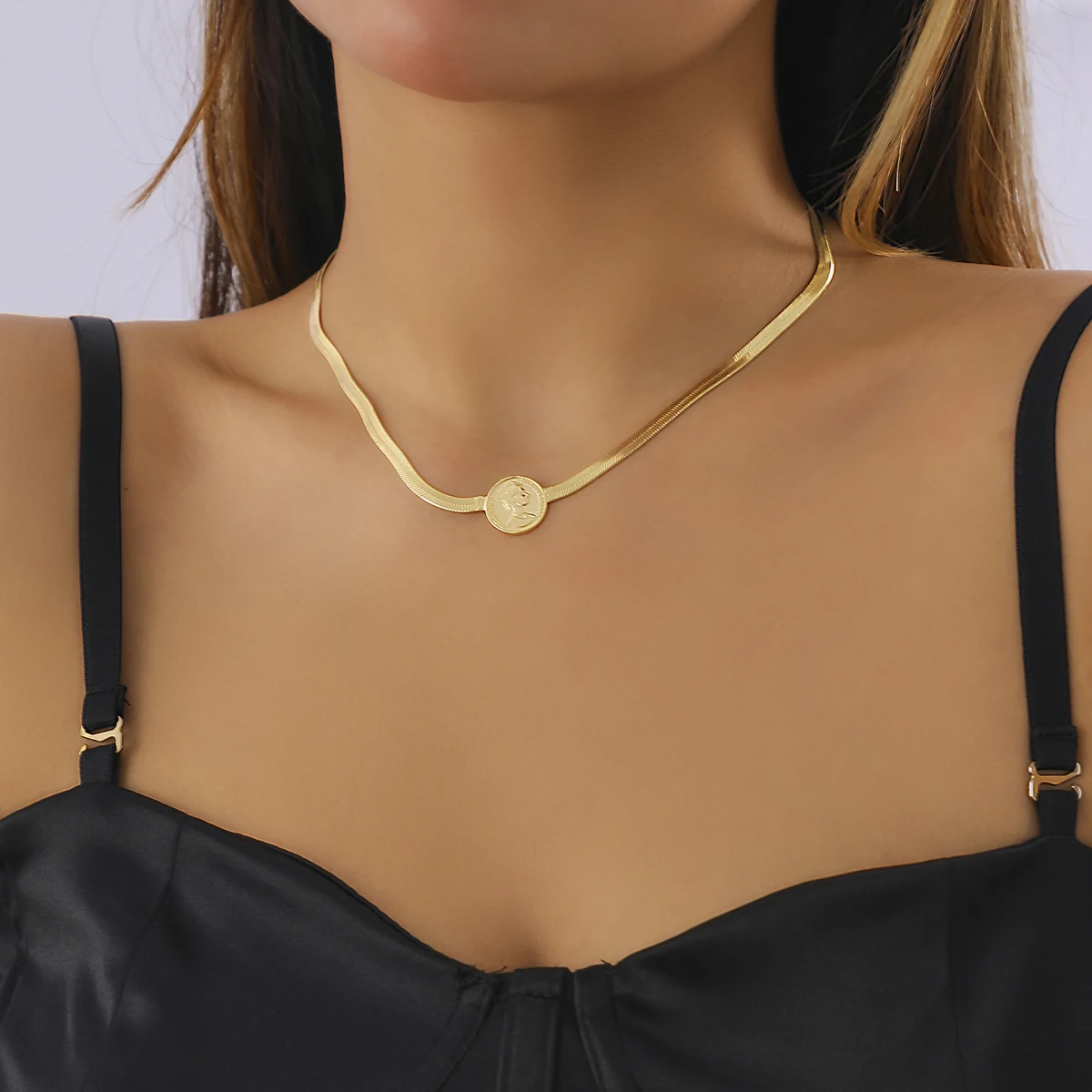 

Snake Chain with Portrait Coin Pendant Choker Necklace for Women Trendy Short Necklace Collar 2022 Fashion Jewelry Chain on Neck