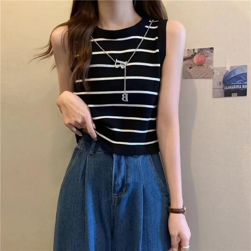 

2023 Round Neck Sleeveless Striped Knitted Tank Top for Women's Summer New Slim Slim Slim and Sweet Chain Decorative Top
