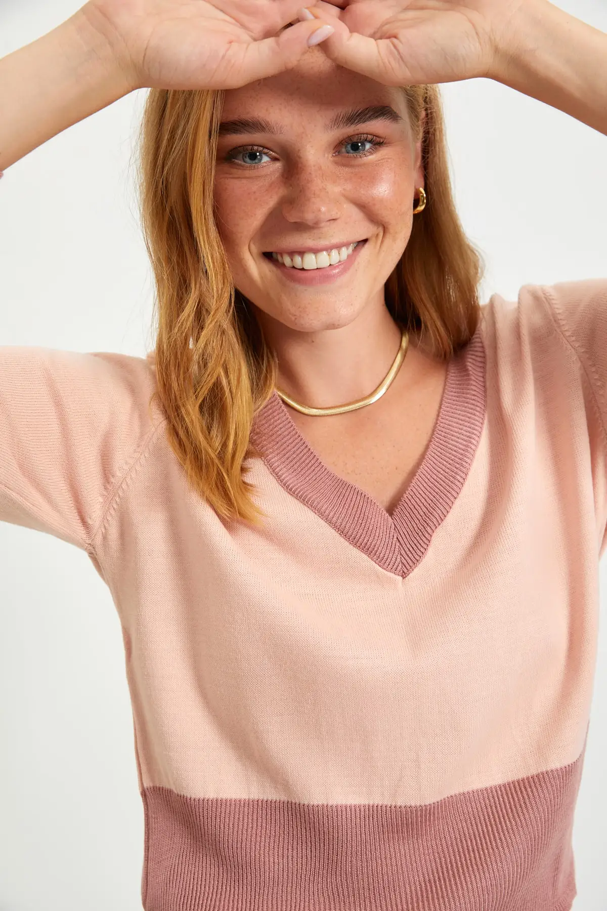 

Trendyol V Collar Knitwear Sweater TWOAW22KZ1340
