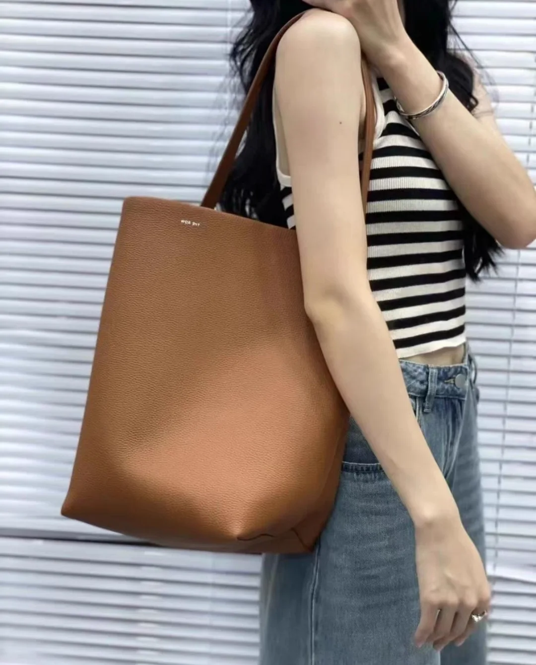 2023 New Explosive Large-capacity Bucket Bag Premium Sense Niche Casual Commuter Portable One-shoulder Tote Bag Women's Bag