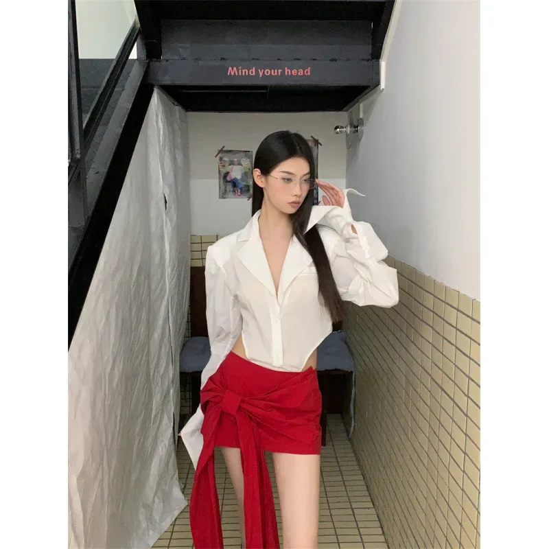 Чувственный дизайн белое мини-платье с длинными рукавами и красной юбкой бантом