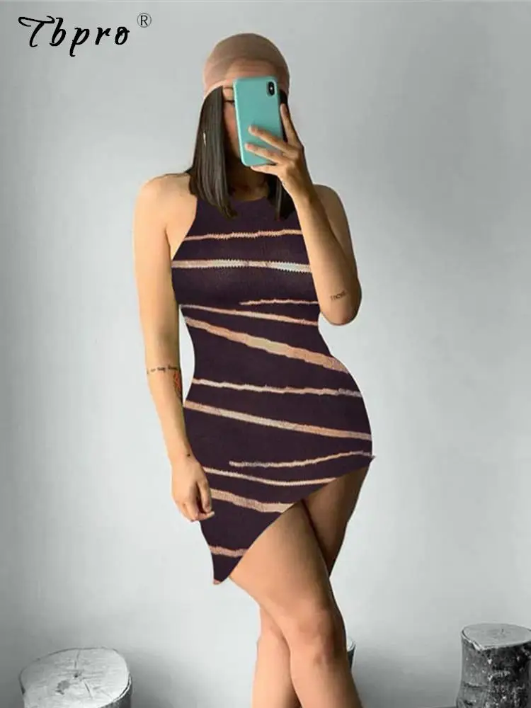 

Женское трикотажное мини-платье в полоску, с круглым вырезом