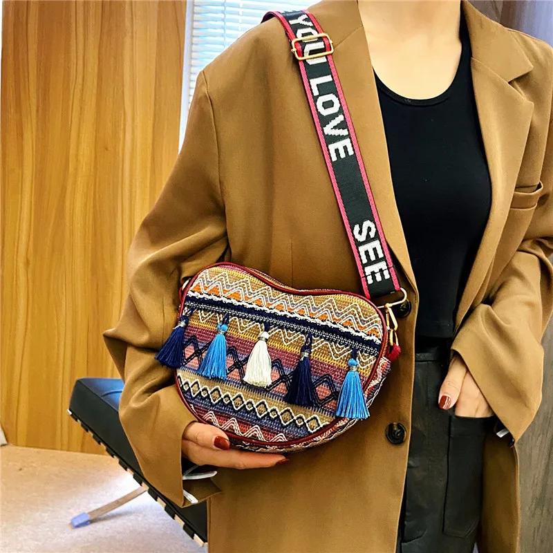 

Fashion Braided Shoulder Satchel New Ethnic Tassel Women's Crossbody Bag Trend Colorful Heart-shaped Creative Travel Storage