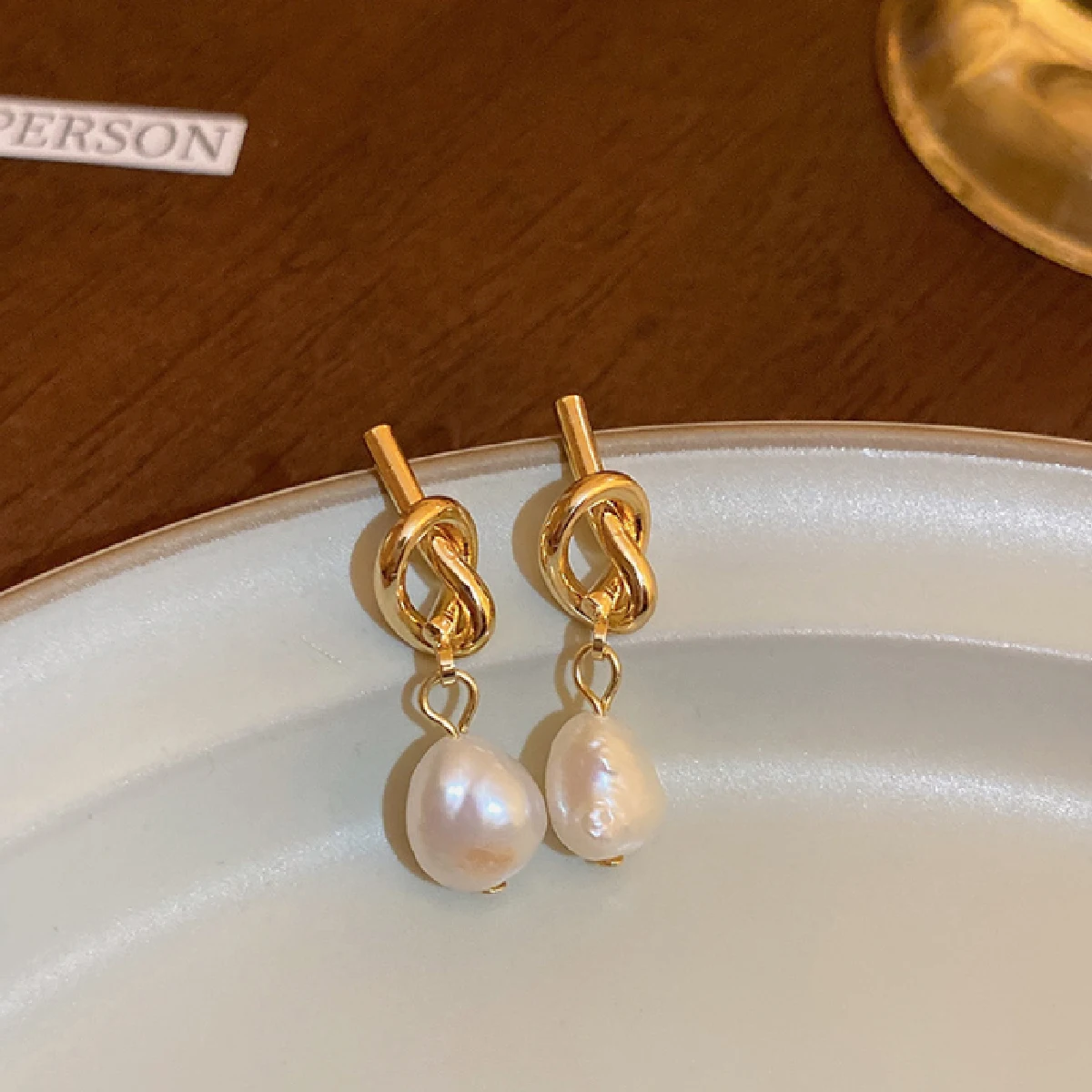 Женские серьги-гвоздики в ассортименте