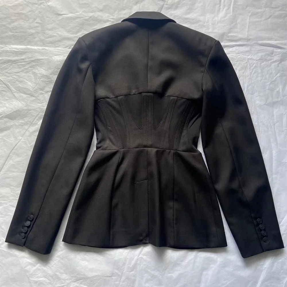 Рисунок 6 - Женский модный черный однобортный корсет NIGO