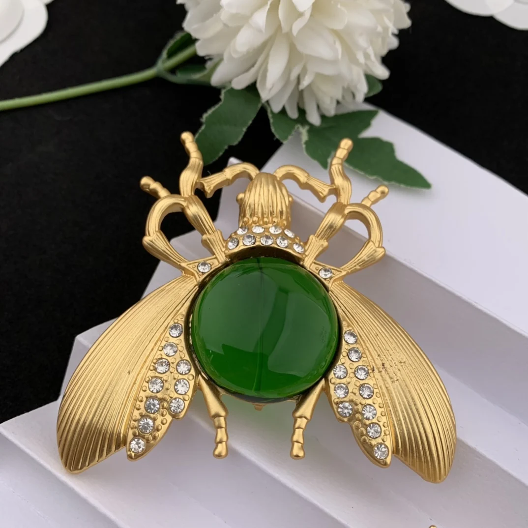 

Popular insect brooches and rabbit brooches in Europe and America
