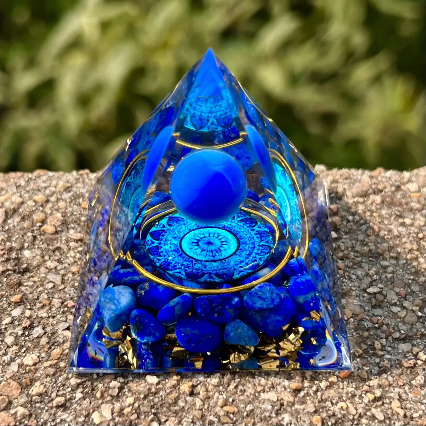 

Энергетическая пирамида из смолы