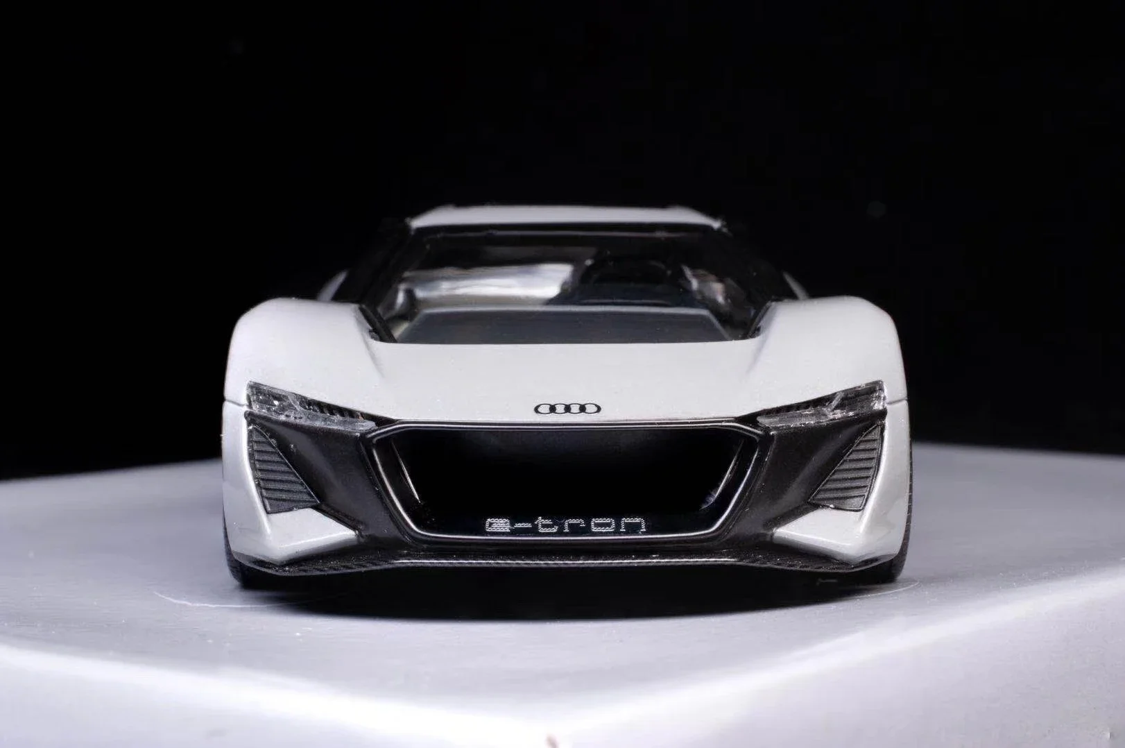 Фото Реалистичная модель автомобиля 1:43, модель автомобиля PB18 e-tron, Коллекционная модель автомобиля, Литые и игрушечные автомобили, модель автомобиля из смолы №5