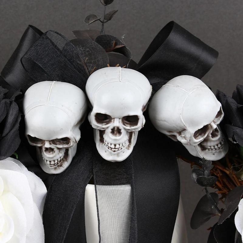 

Искусственный дверной венок R2LD с черепами, белые и черные розы, цветочный венок на Хэллоуин для передней двери, украшение для прихожей, комн...