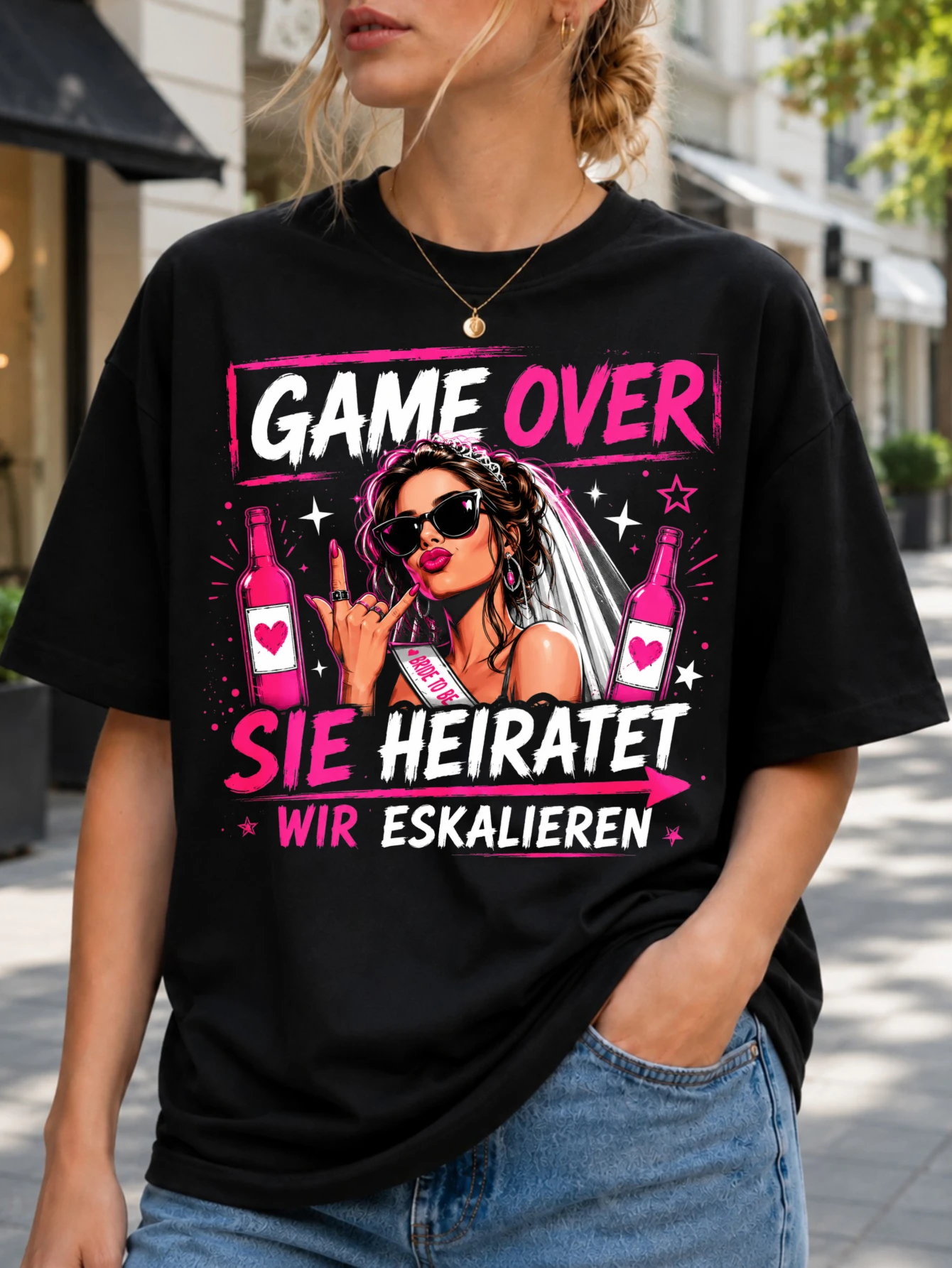 Фото Футболка унисекс с принтом Game Over Sie Heiratet Wir Eskalieren, портретом невесты, бутылками, ярким розовым текстом и повседневным графическим дизайном №1