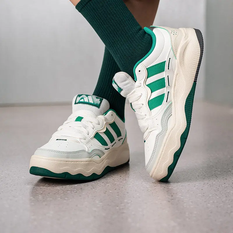 Фото Кроссовки Adidas KH9024 Classic Casual, бело-зеленые, легкие, с резиновой подошвой, для уличной ходьбы и скейтбординга №2