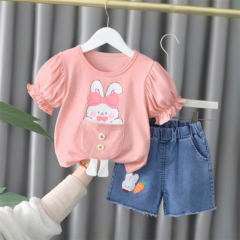 

Детский спортивный костюм, кружевная футболка и джинсовые шорты