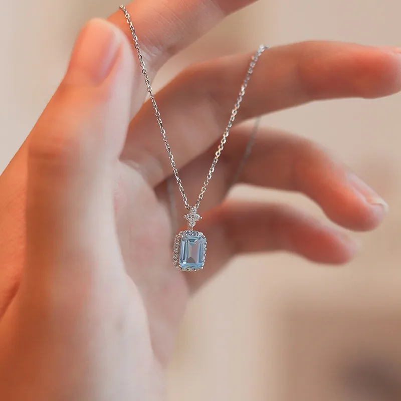 Изысканное женское ожерелье с голубым квадратным кристаллом