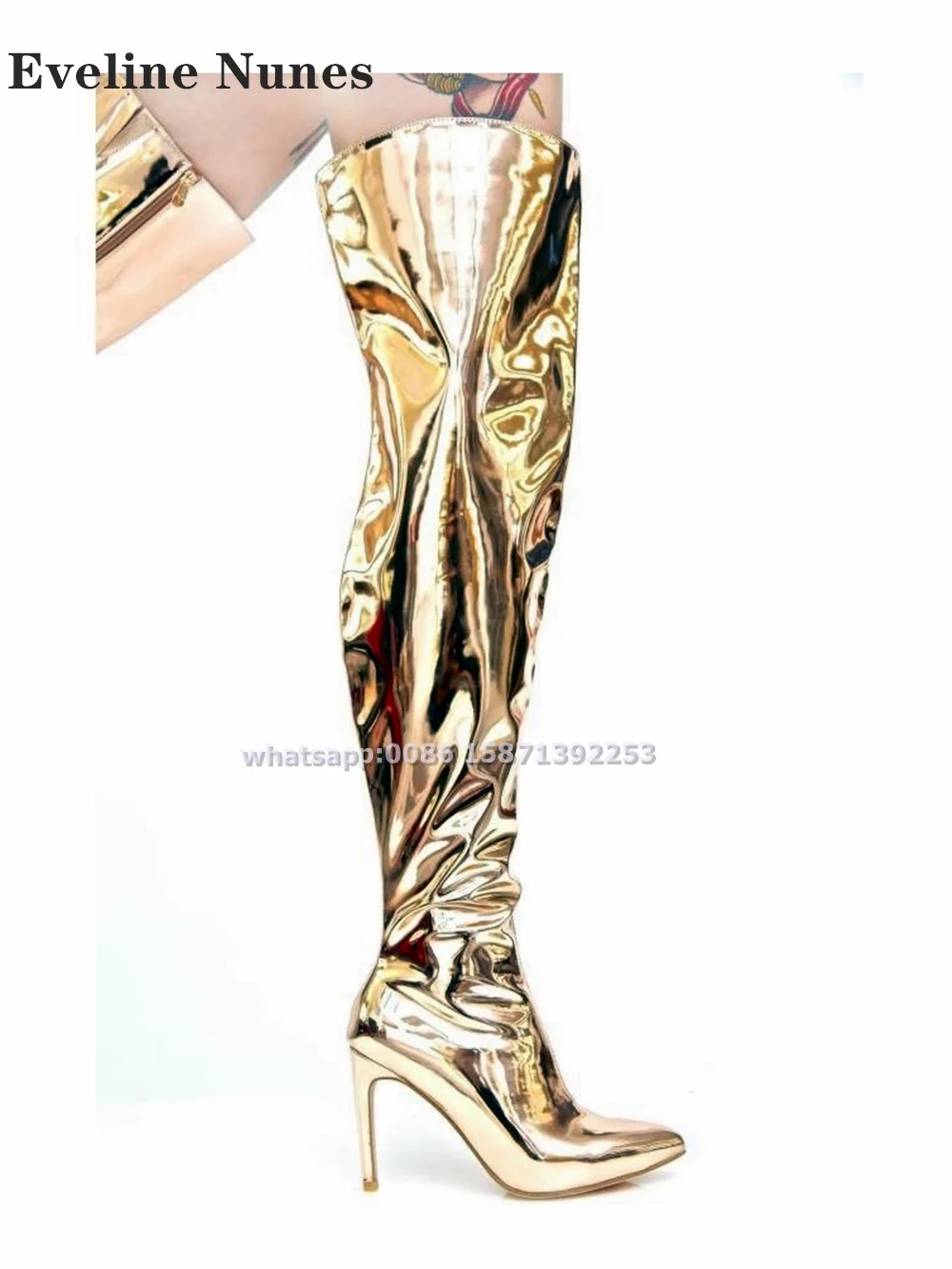 Серебристые блестящие сапоги выше колена с острым носком на шпильке однотонные