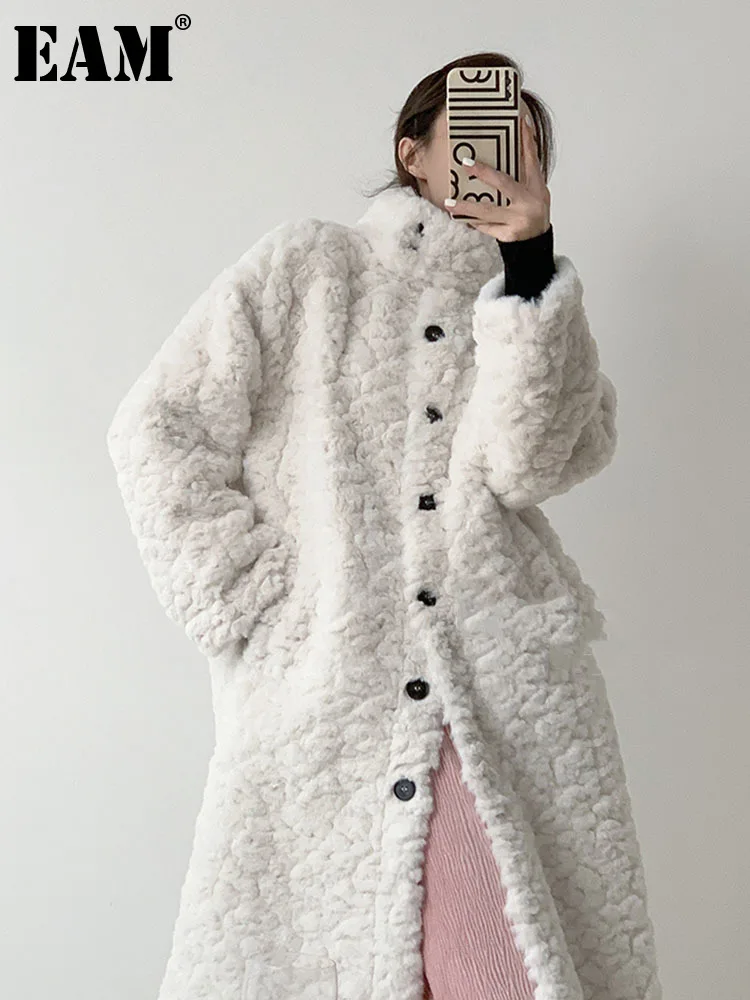 

[EAM] White Big Size Long Warm Faux Fur Jacket New Stand Collar Long Sleeve Women Coat Fashion Tide Autumn Winter 2023 1DF3576