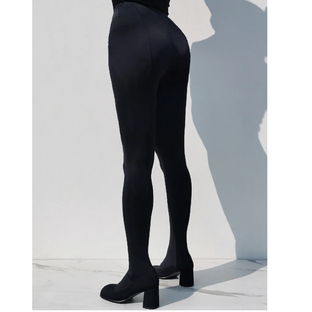 Женские кожаные сапоги до колена с острым носком на танкетке