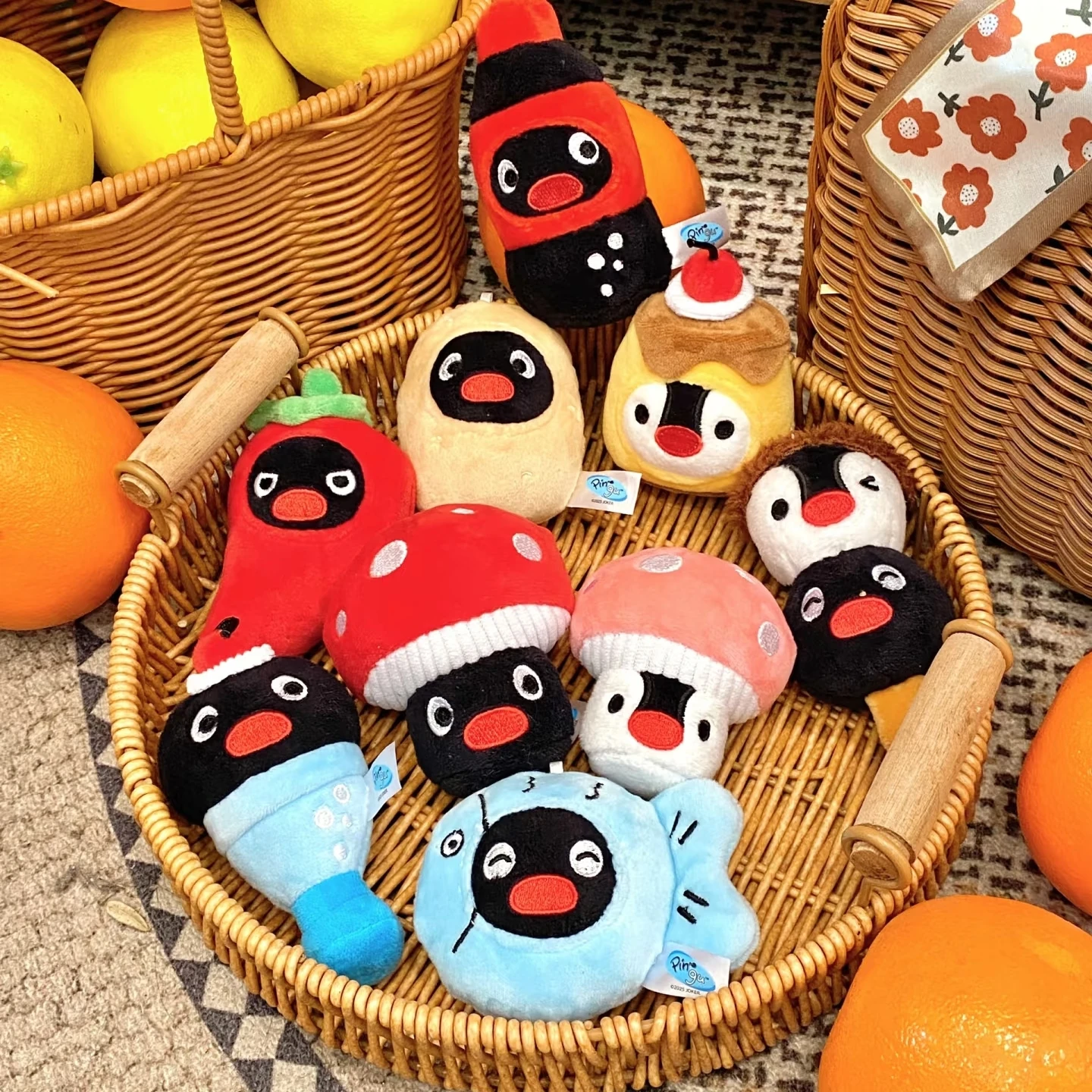 Фото Новая серия Pingu'S Delicious Life, магнитная наклейка, слепая коробка, милый пингвин, украшение для комнаты, подарок, кукла на заказ №1
