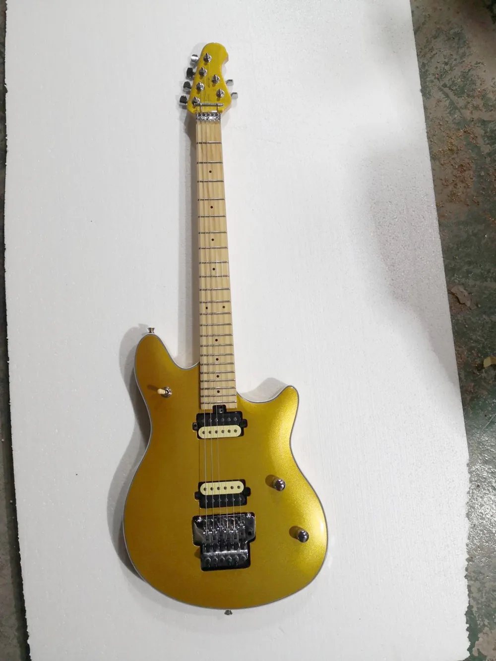 

Gold Body 6 Strings Electric Guitar with Chrome Hardware, Maple Neck,Provide Customized Services