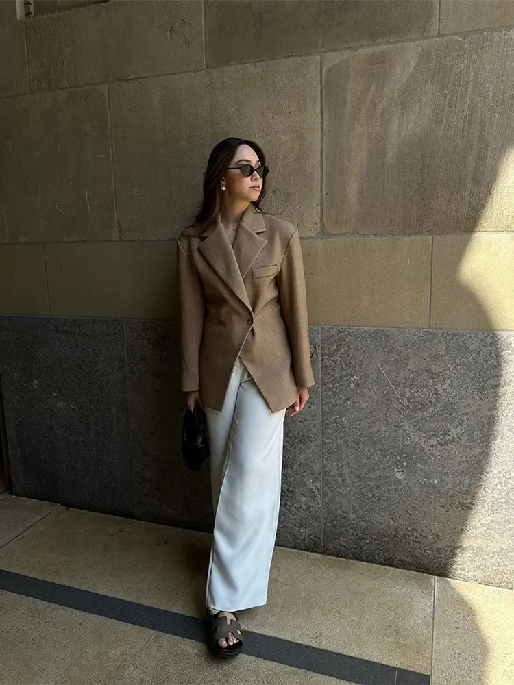 Женский офисный пиджак на пуговицах