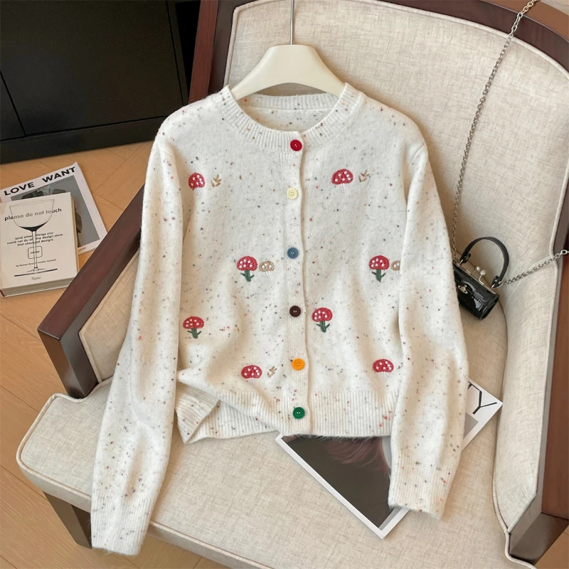 Женский кардиган с вышивкой в виде грибов на пуговицах
