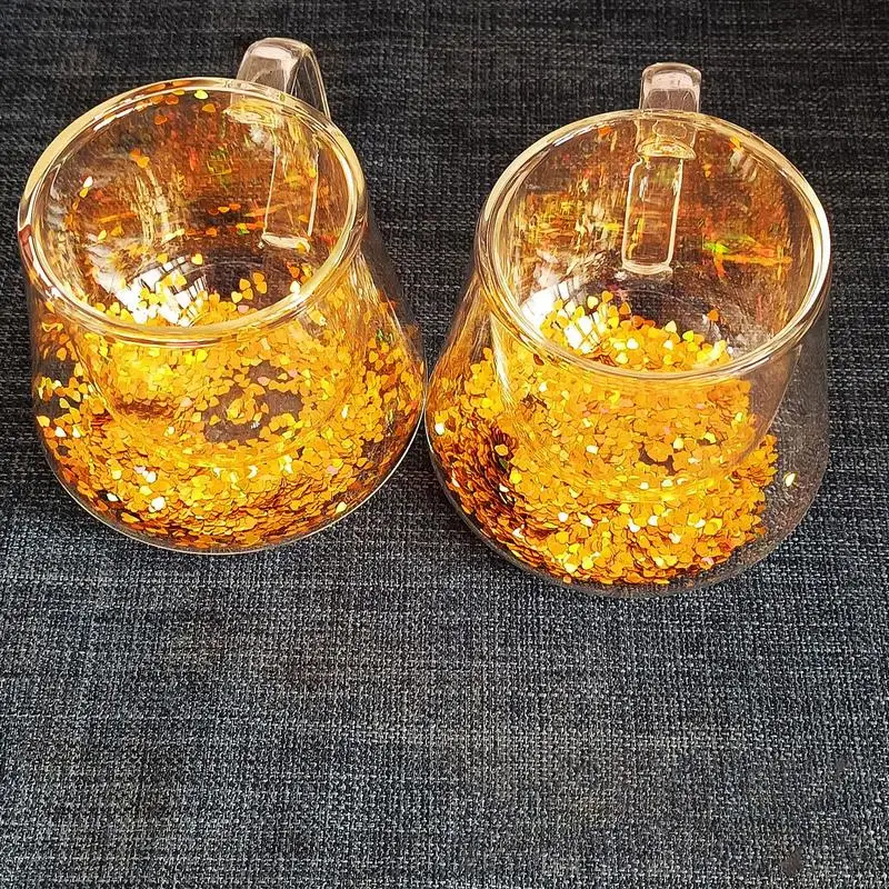 Стеклянная кофейная кружка с двойными стенками изолированная прозрачная