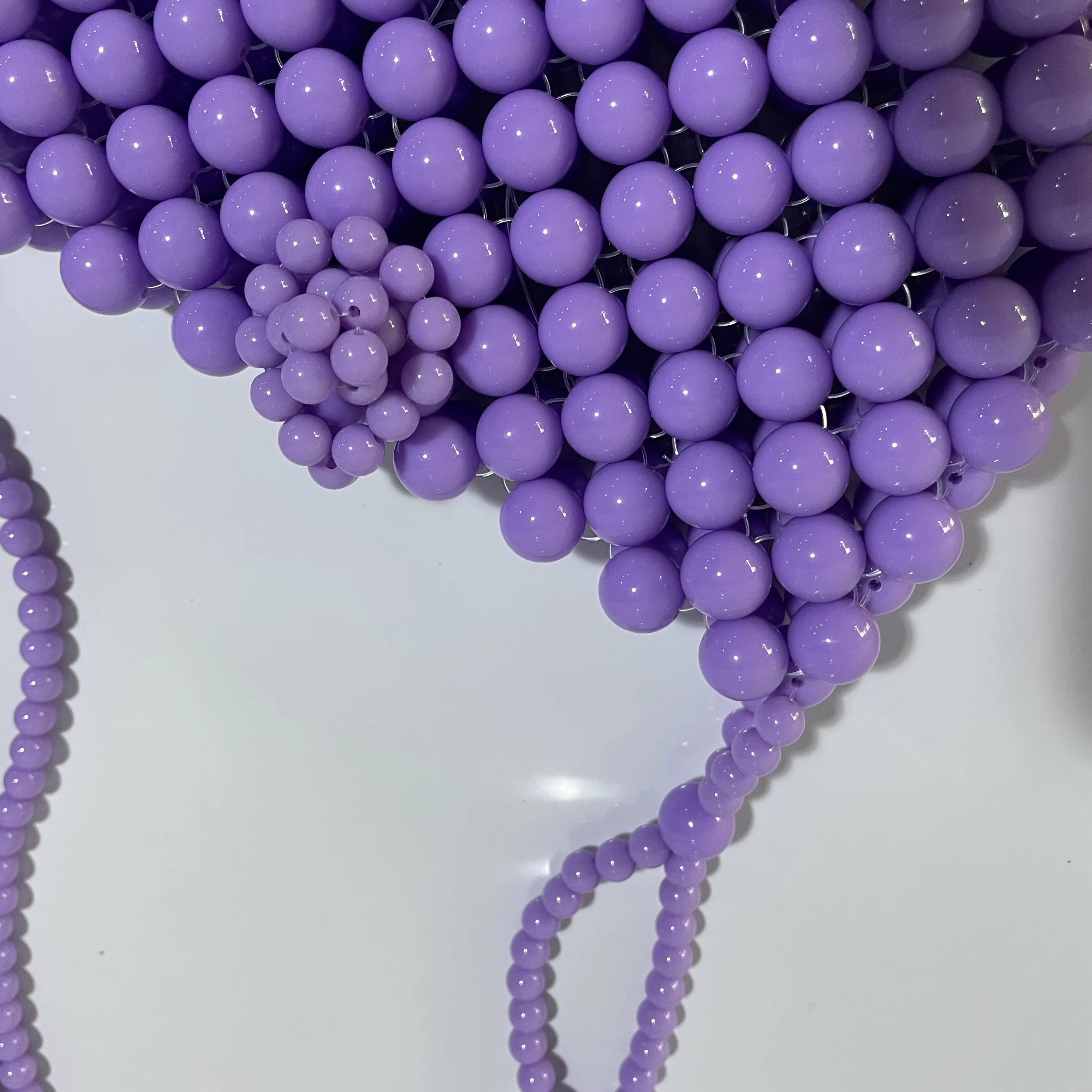 Фиолетовая сумка ручной работы из акрилового бисера яркие бусины портативная