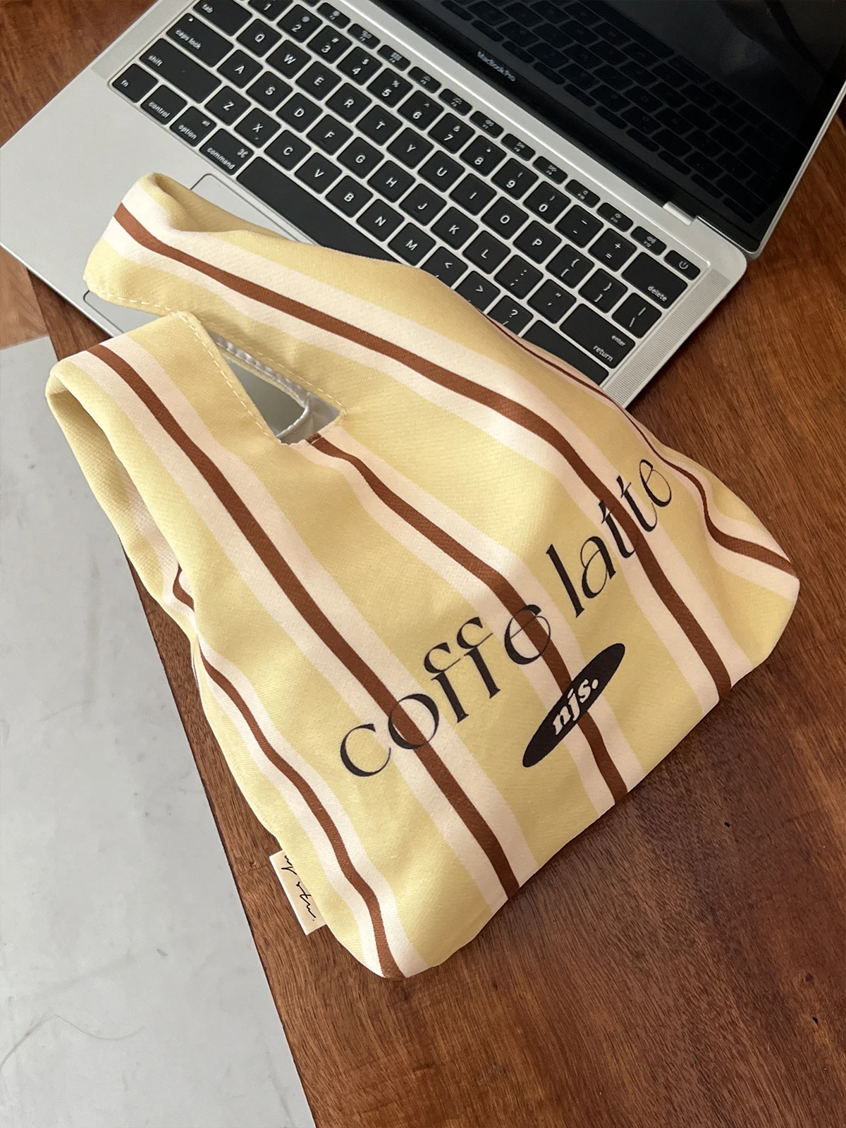 

New Designer Fashion Stripe Letter Coffee Latte French Ins High-Quality Texture Versatile Western Lazy Style Women'S Handbag